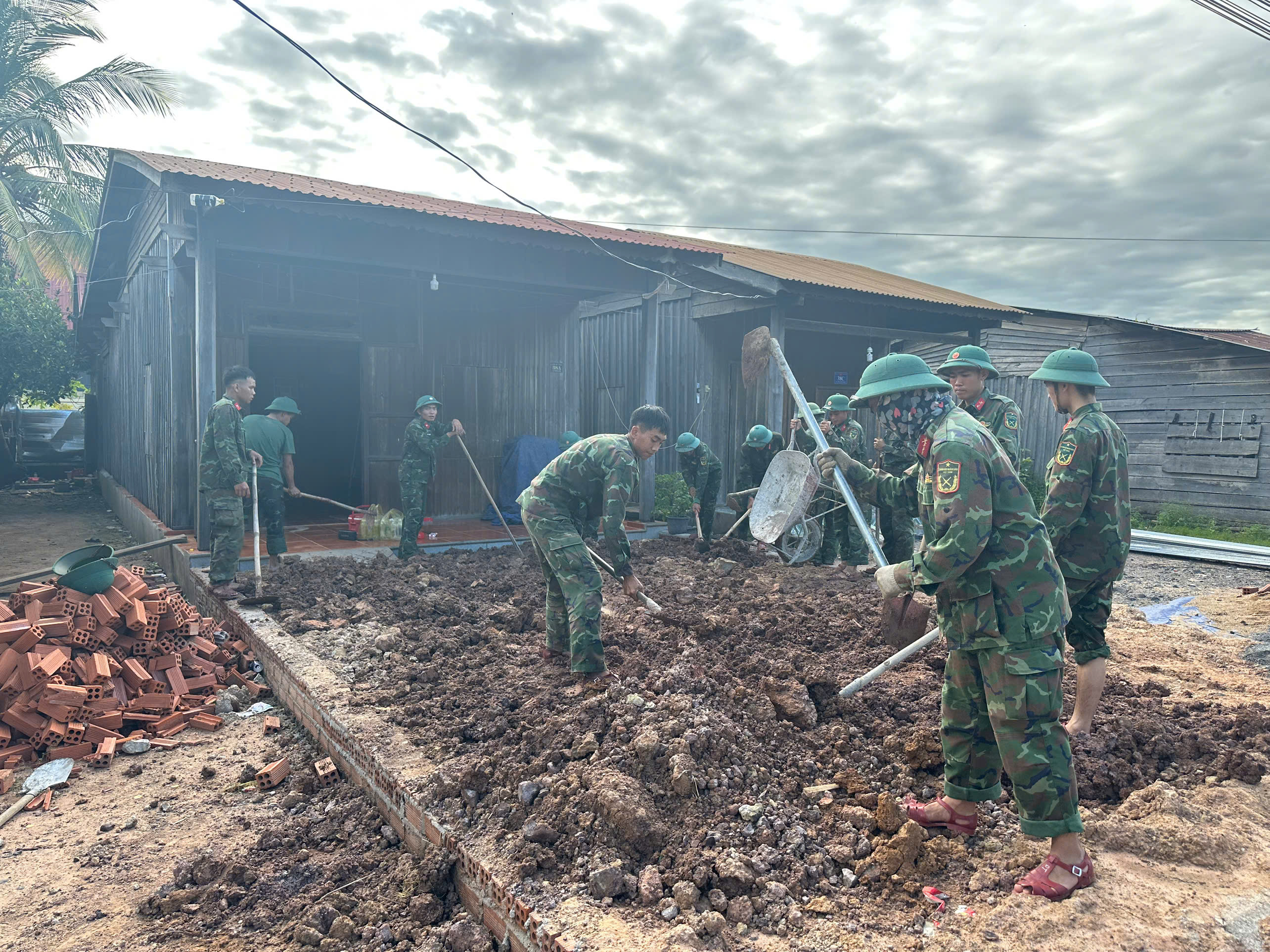Thăm, tặng quà cán bộ, chiến sĩ Ban Chỉ huy phòng thủ khu vực 3 – Ea Súp làm công tác dân vận tại xã Ea Súp